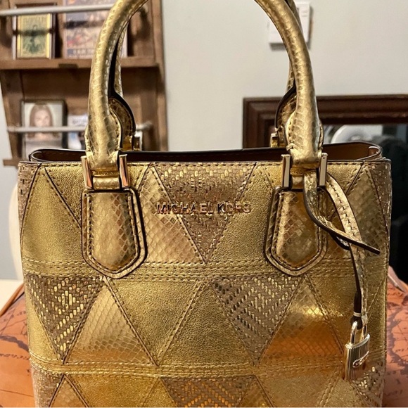 Gorgeous Michael Kors Crossbody! 
Would be Great worn this Holiday Season!! - Picture 6 of 6